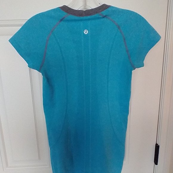Women's Size 4 Lululemon Athletica: running and training short sleeve shirt - Picture 6 of 10